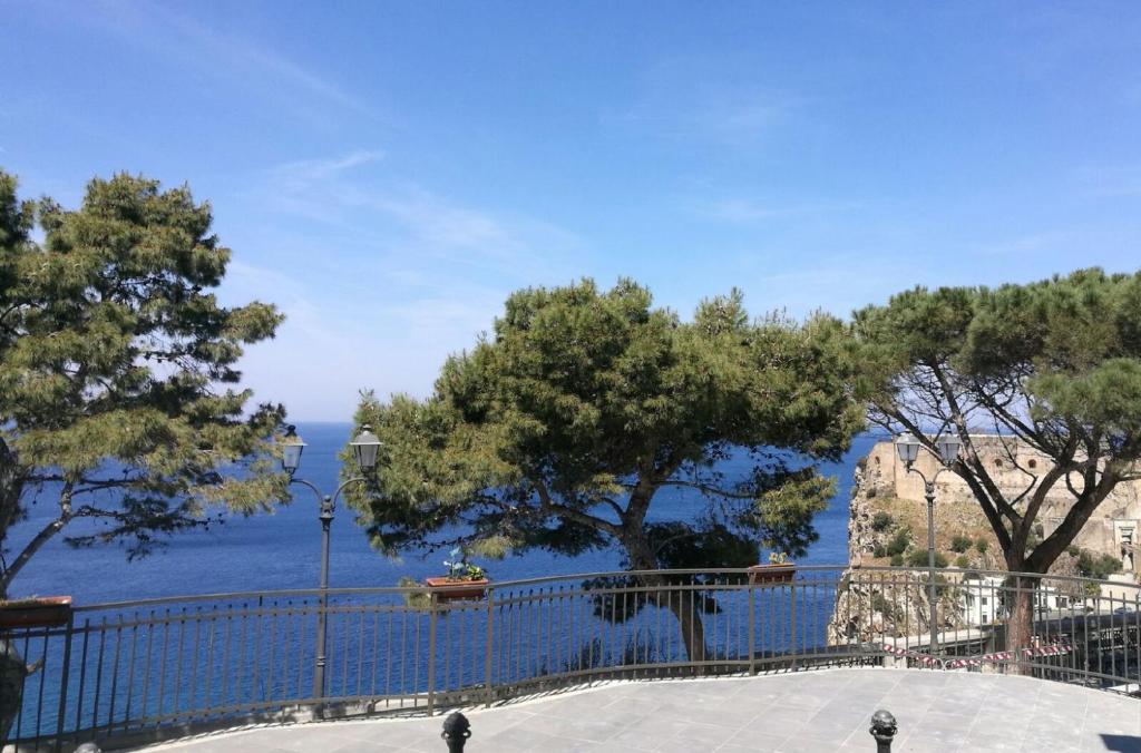 シッラにあるCasa Ferranteの塀から海の景色