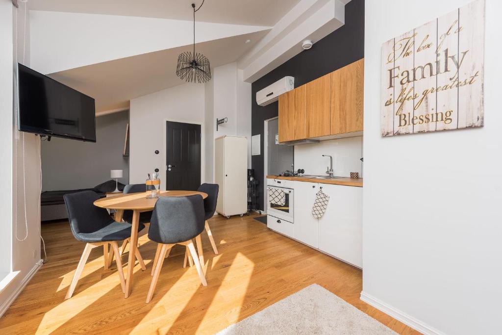 Lighthouse Apartments - Studio Apartment With Balcony (3 Adults)