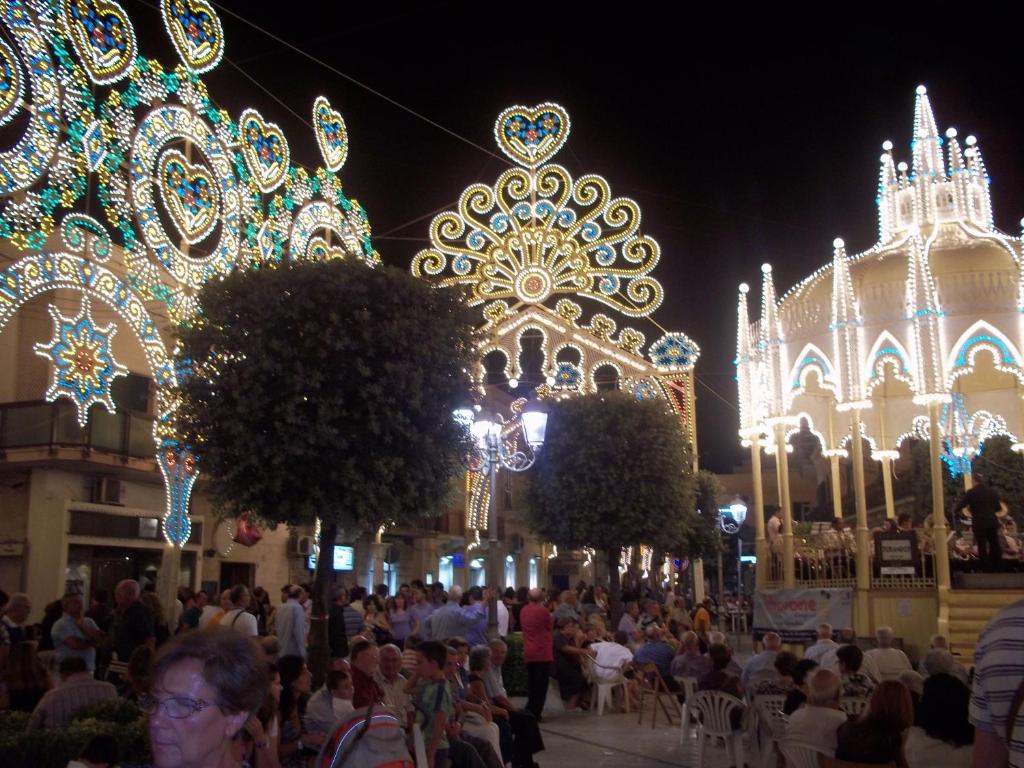 パラジャーノにあるA Casa di Mariaの夜のカーニバルを歩く人々