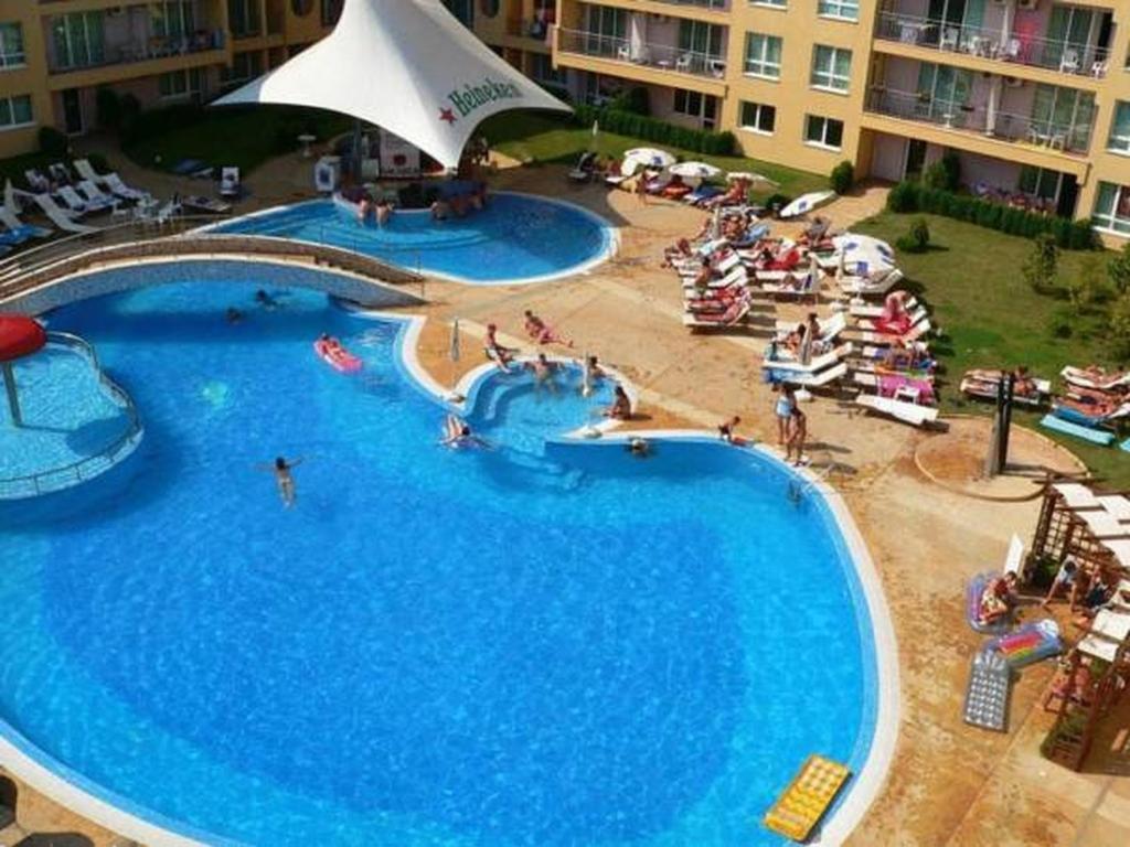 uitzicht op een groot zwembad in een resort bij Pollo Resort in Sunny Beach