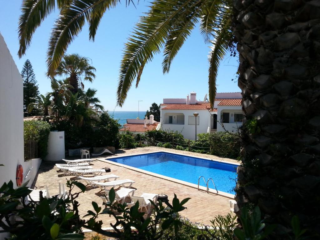 a pool with a view of the ocean from a house at Casa Ayty in Carvoeiro