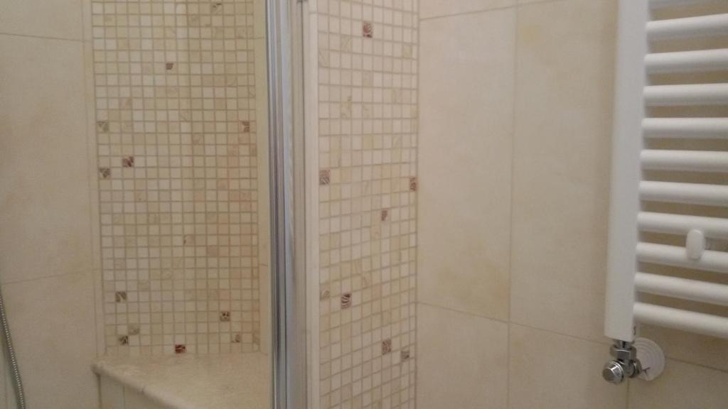 A bathroom at Daphnae House