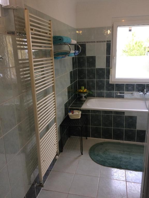 A bathroom at Appartements-Ella