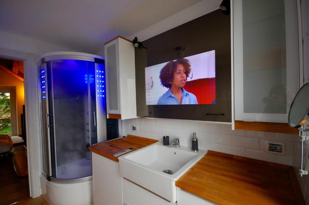TV a/nebo společenská místnost v ubytování Wellness Suite Na' Canuna'