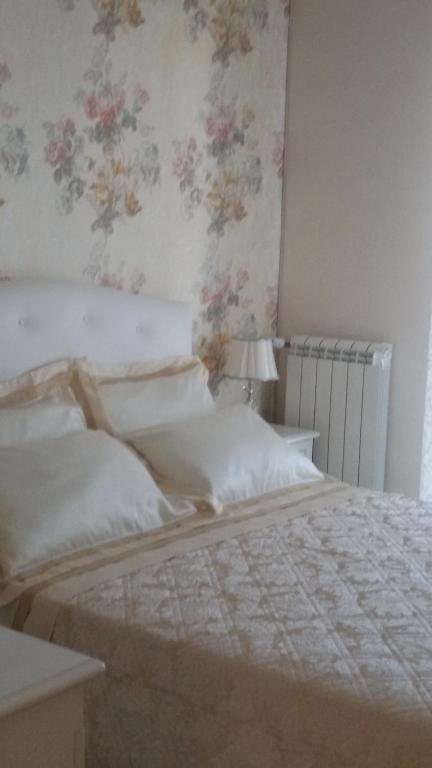 A bed or beds in a room at Daphnae House