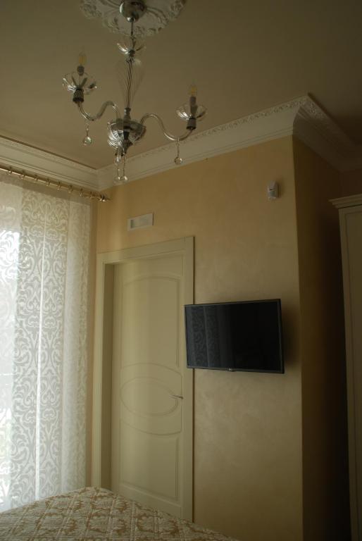 A television and/or entertainment centre at Daphnae House