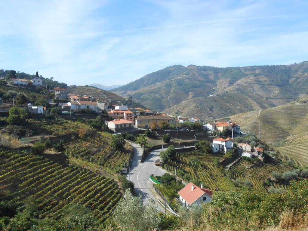 un pequeño pueblo en una colina con una carretera y viñedos en Studio Bibi, en Gouvinhas