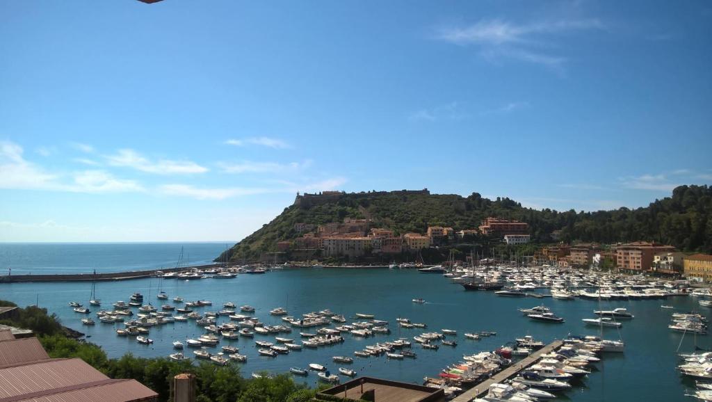 un porto pieno di barche nell'acqua di Splendido Affaccio a Monte Argentario