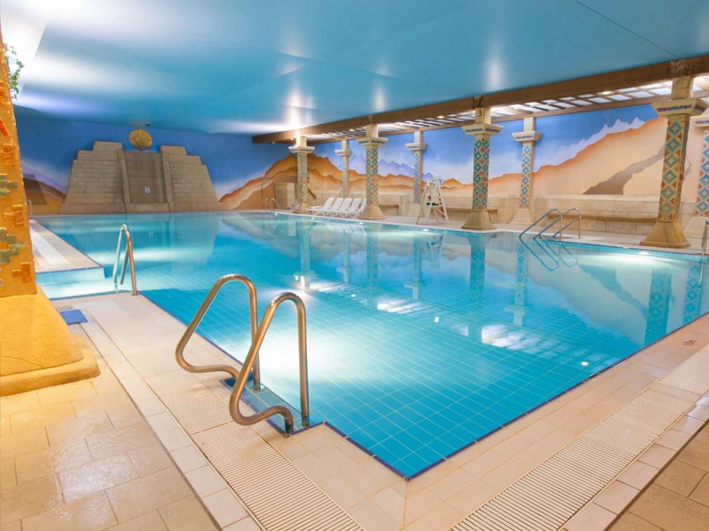 uma grande piscina interior num hotel em TLH Derwent Hotel - TLH Leisure, Entertainment and Spa Resort em Torquay