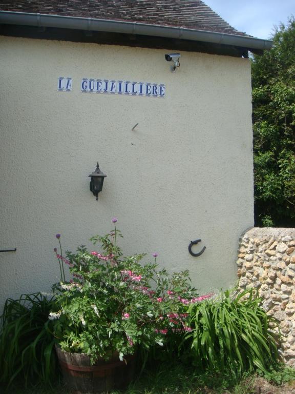 un edificio con un cartel que lee la guadalupe en Chambre d'hôtes La Guéjaillière, en Beaumont-Pied-de-Boeuf
