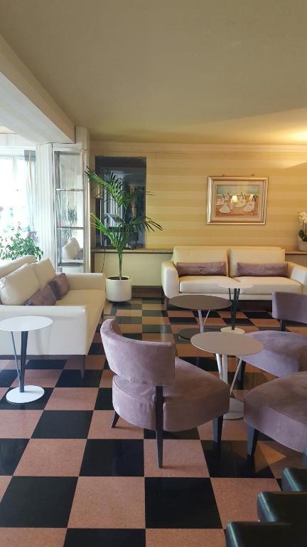 Posezení v ubytování Albergo Del Lago