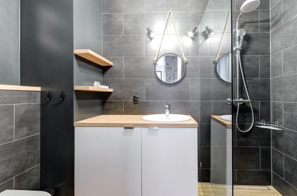 Kúpeľňa v ubytovaní Apartments Brabank Old Town & by Noclegi Renters