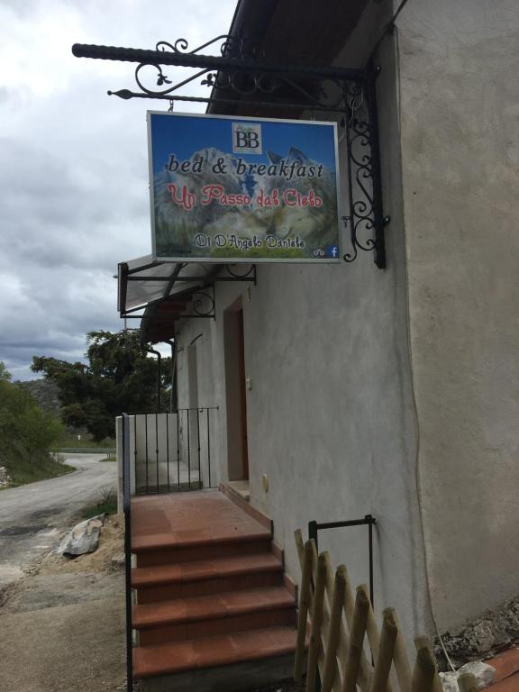 een bord aan de zijkant van een gebouw met trappen bij Un Passo Dal Cielo in Collebrincioni