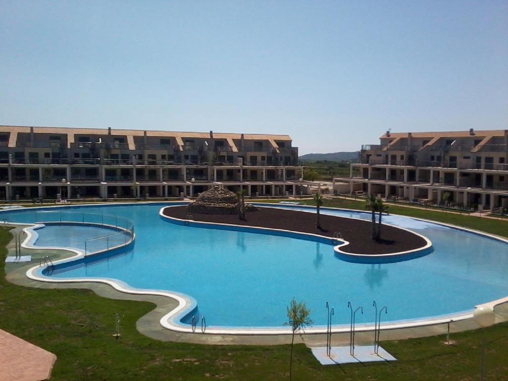 duży basen przed dużym apartamentowcem w obiekcie Appartement tout confort, Rez-de chaussée,3 chambres, 2 salles de bain w mieście Sant Jordi