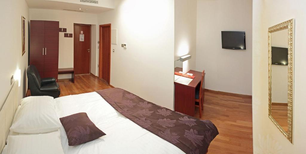 Postel nebo postele na pokoji v ubytování Hotel Monika