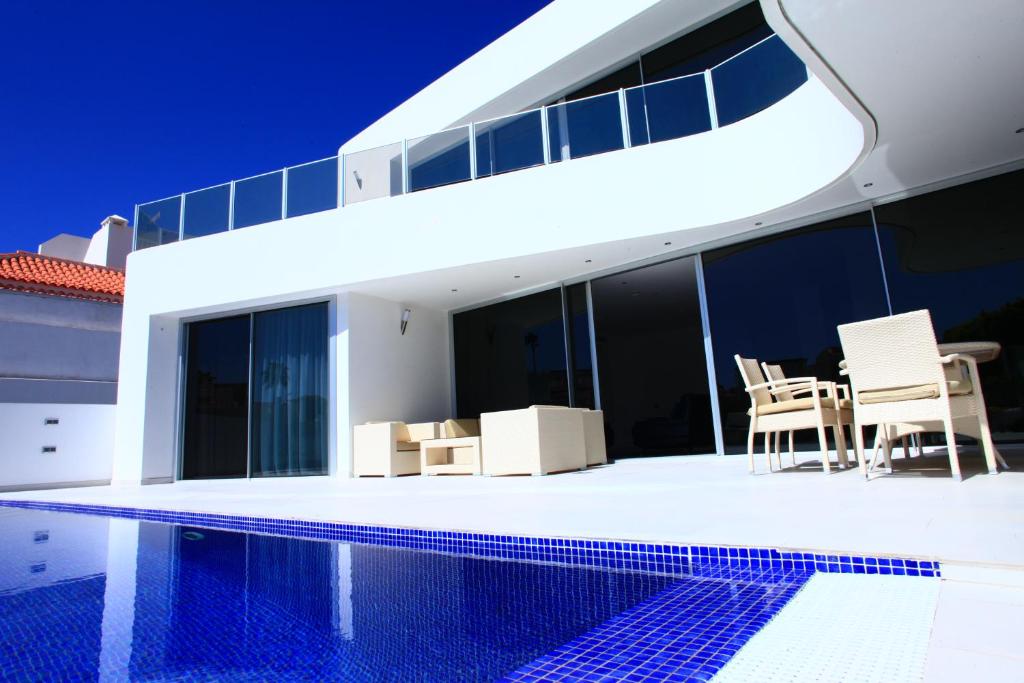 Bazén v ubytování Villas Flamingo Resort nebo v jeho okolí