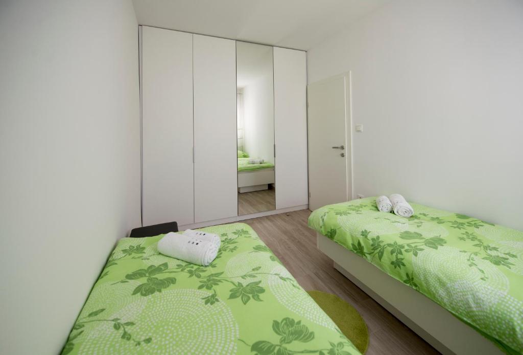 Apartments Bonus and private parking tesisinde bir odada yatak veya yataklar
