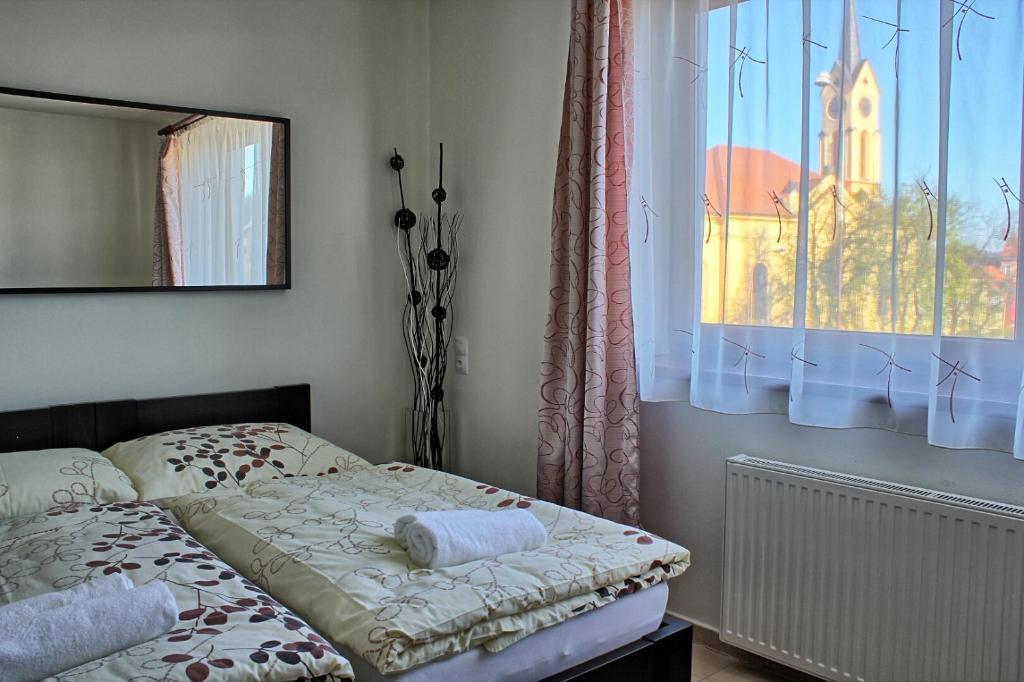 Postel nebo postele na pokoji v ubytování Penzion U Broucka