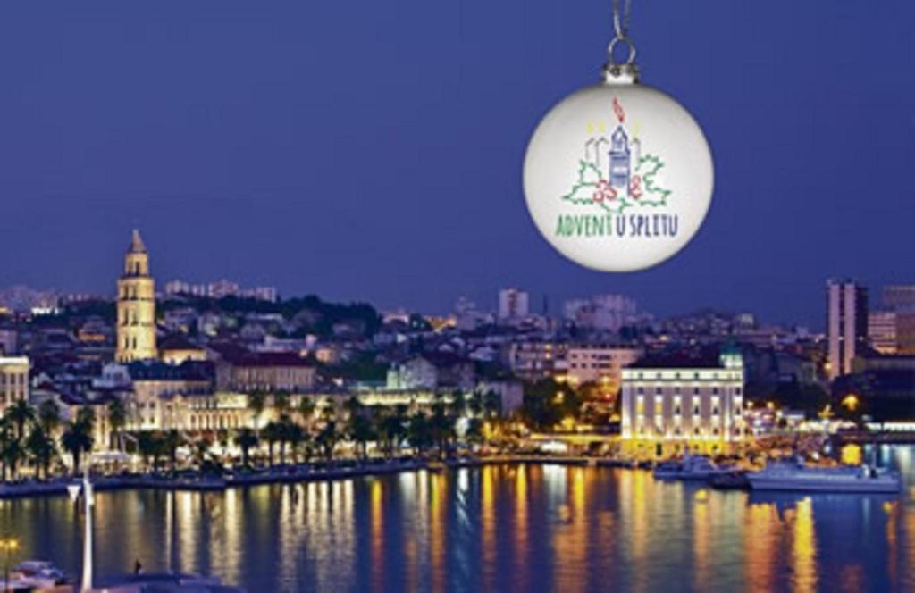 een kerstversiering hangend boven een rivier met een stad bij Iva Apartment Split in Split