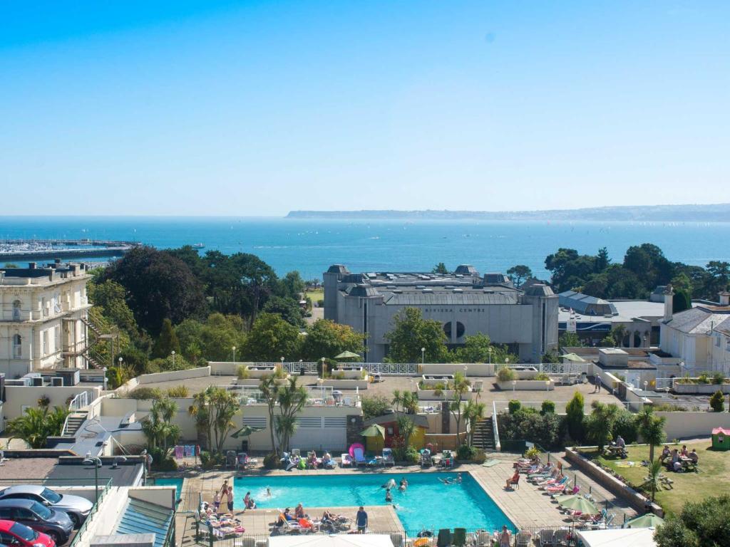 uma vista para um resort com uma piscina em TLH Carlton Hotel and Spa - TLH Leisure and Entertainment Resort em Torquay
