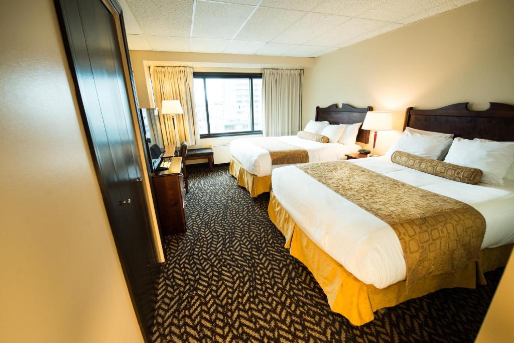 Cette chambre comprend 2 lits et une fenêtre. dans l'établissement Prestige Oceanview Hotel Prince Rupert, à Prince Rupert