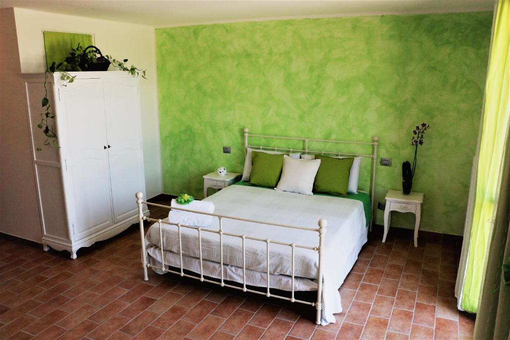 RoncofreddoにあるCa' Fabbriの緑の壁、ベッド付きのベッドルーム1室