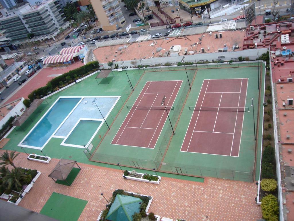 een uitzicht op twee tennisbanen in een gebouw bij Gemelos 2 - Fincas Arena in Benidorm