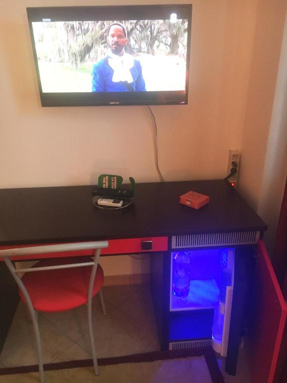 Telewizja i/lub zestaw kina domowego w obiekcie B&B Villa Giglio