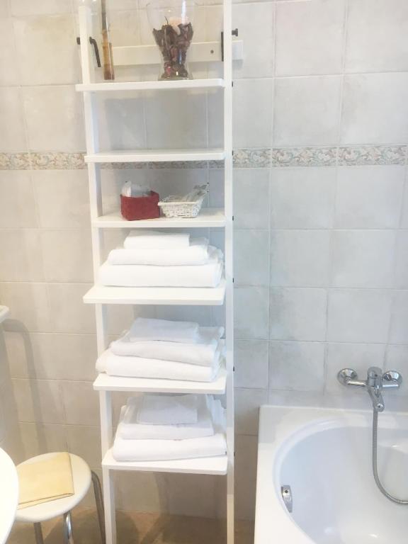 Biały wieszak na ręczniki w łazience obok umywalki w obiekcie B&B Villa Giglio w mieście Catanzaro