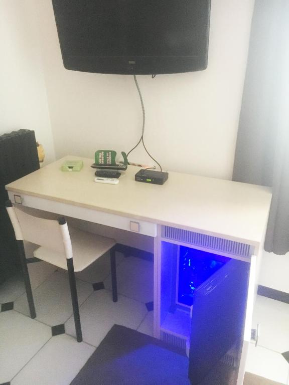 Telewizja i/lub zestaw kina domowego w obiekcie B&B Villa Giglio