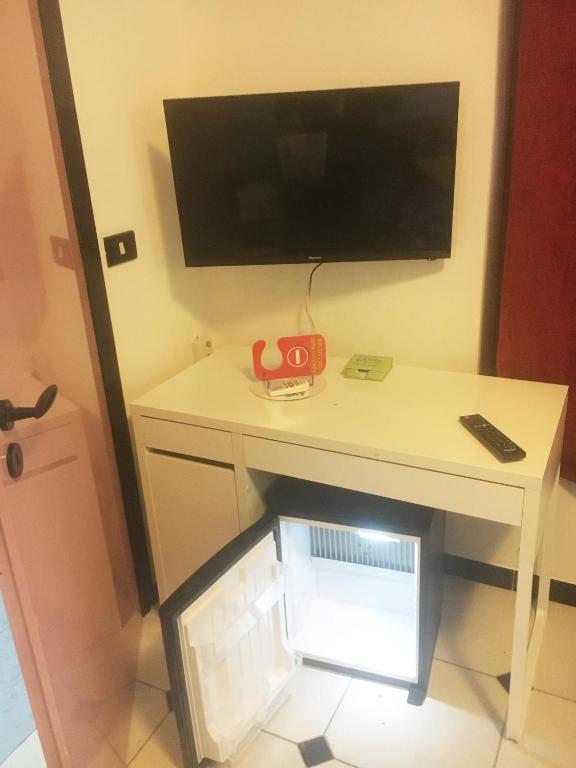 Telewizja i/lub zestaw kina domowego w obiekcie B&B Villa Giglio