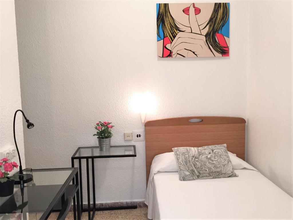 Postel nebo postele na pokoji v ubytování Hostal Carlos III