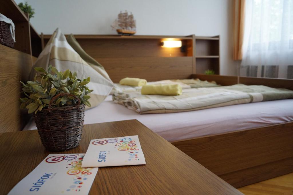 Łóżko lub łóżka w pokoju w obiekcie Sophie's Guesthouse