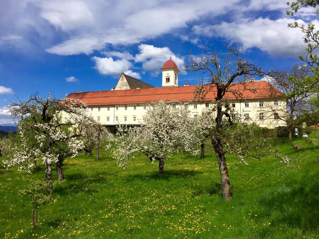 Vonkajšia záhrada v ubytovaní Stift St. Georgen am Längsee