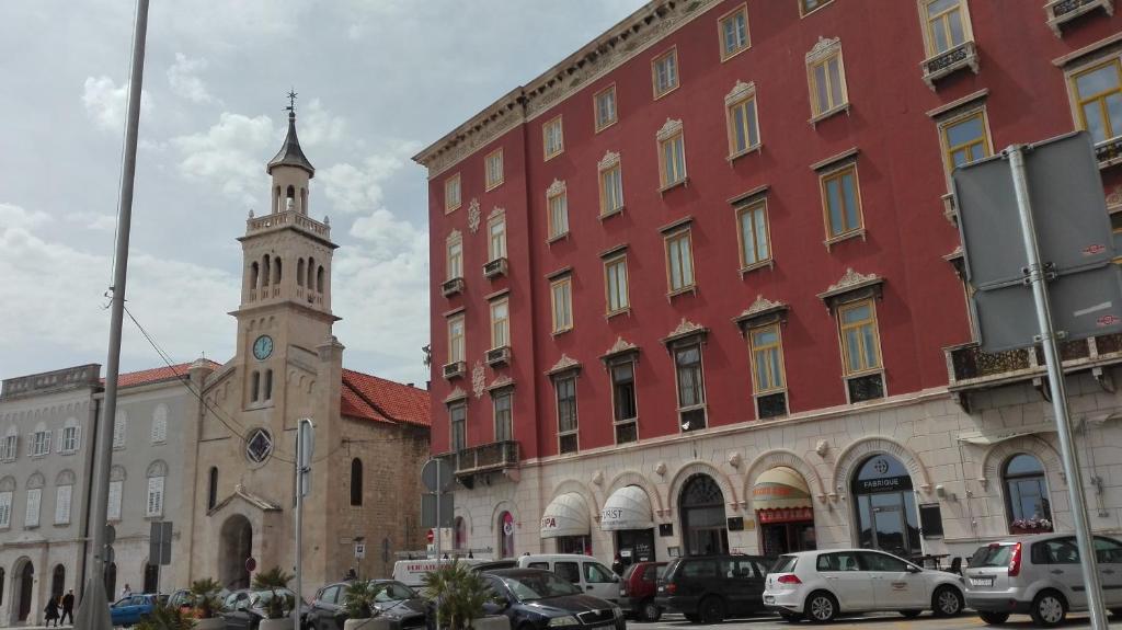 eine Stadtstraße mit einem Uhrturm und Gebäuden in der Unterkunft Split studio Irisha in Split