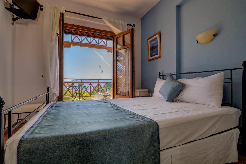 una camera con letto e vista sull'oceano di Niriides ad Ammouliani