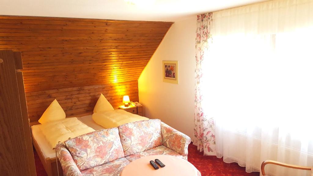 Postel nebo postele na pokoji v ubytování Hotel Dachsberger-Hof