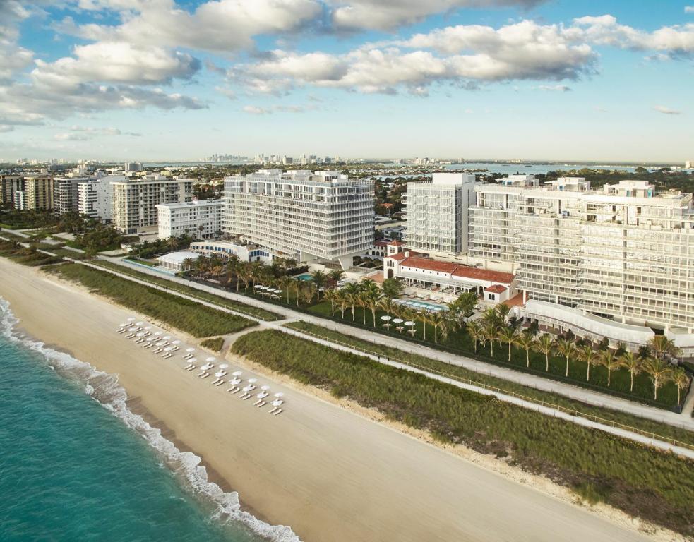 - une vue aérienne sur la plage et les bâtiments dans l'établissement Four Seasons Hotel at The Surf Club, à Miami Beach