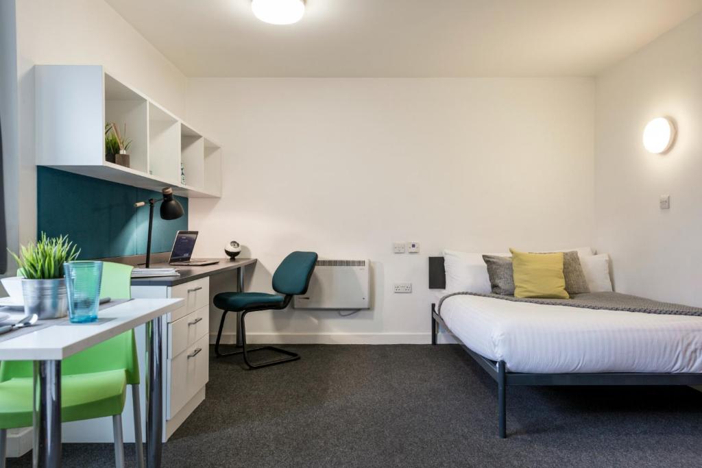 Postel nebo postele na pokoji v ubytování For Students Only Fitzroy Court in Luton