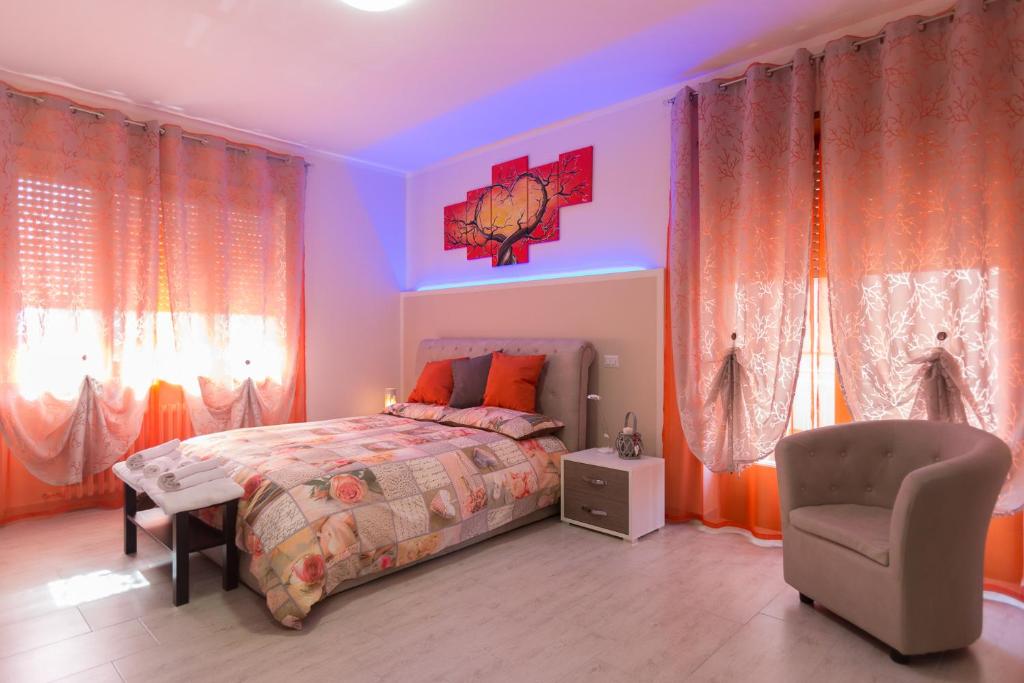 1 dormitorio con 1 cama y 1 silla en SuiteIRIS B&B en Cassino