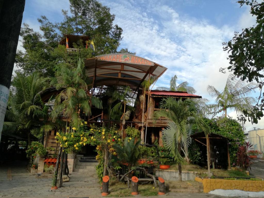 ein Gebäude mit vielen Pflanzen davor in der Unterkunft Hotel Cabaña Guainiana in Inírida