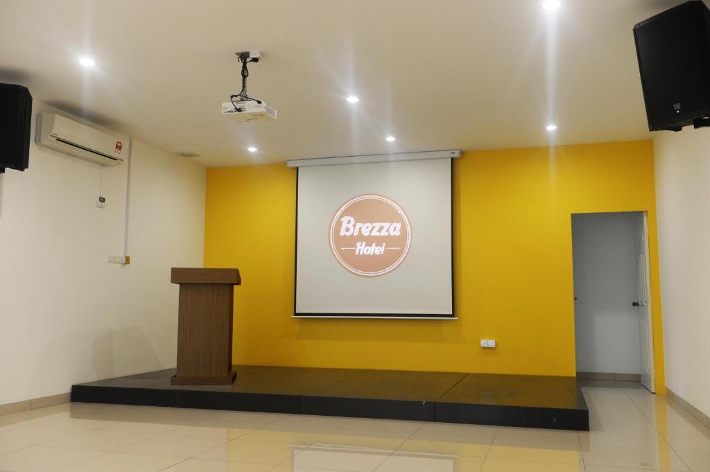 TV a/nebo společenská místnost v ubytování Brezza Hotel Sitiawan