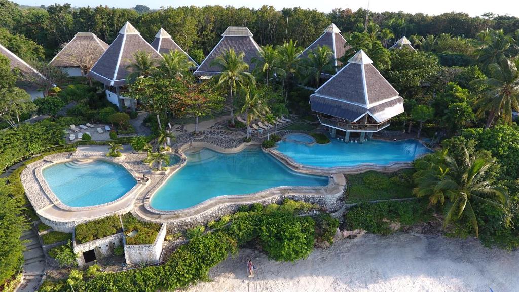 una vista aérea de un complejo con 2 piscinas en Mithi Resort & Spa en Panglao City