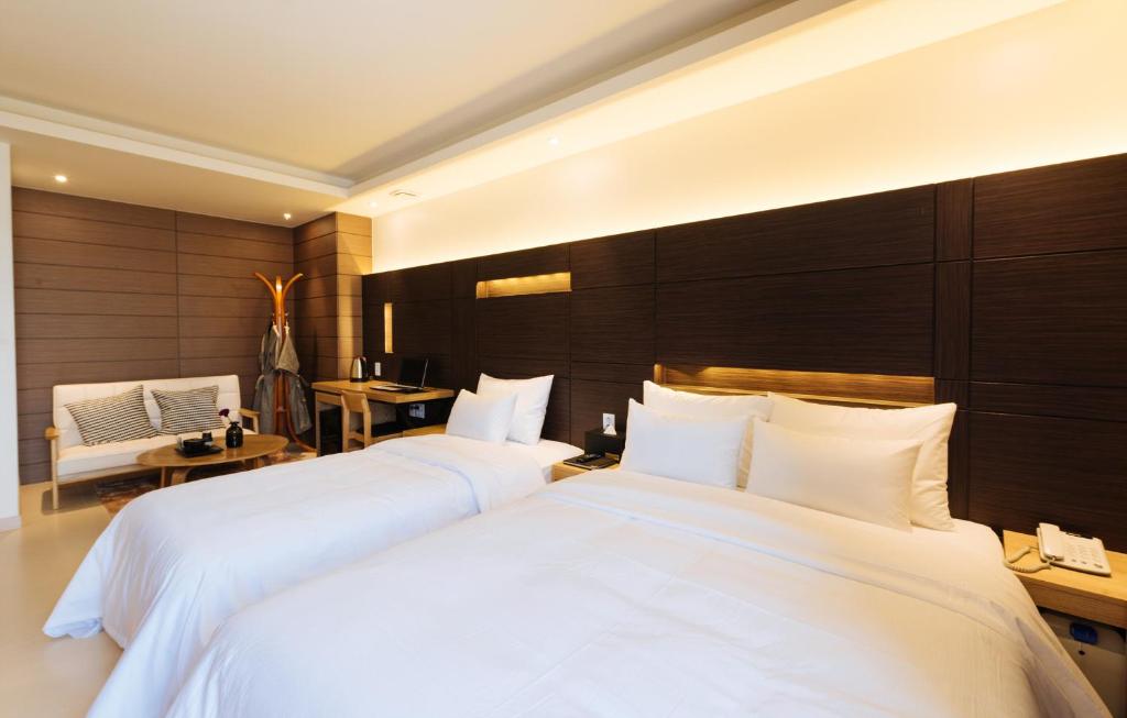Postel nebo postele na pokoji v ubytování Boutique Hotel XYM Pyeongtaek