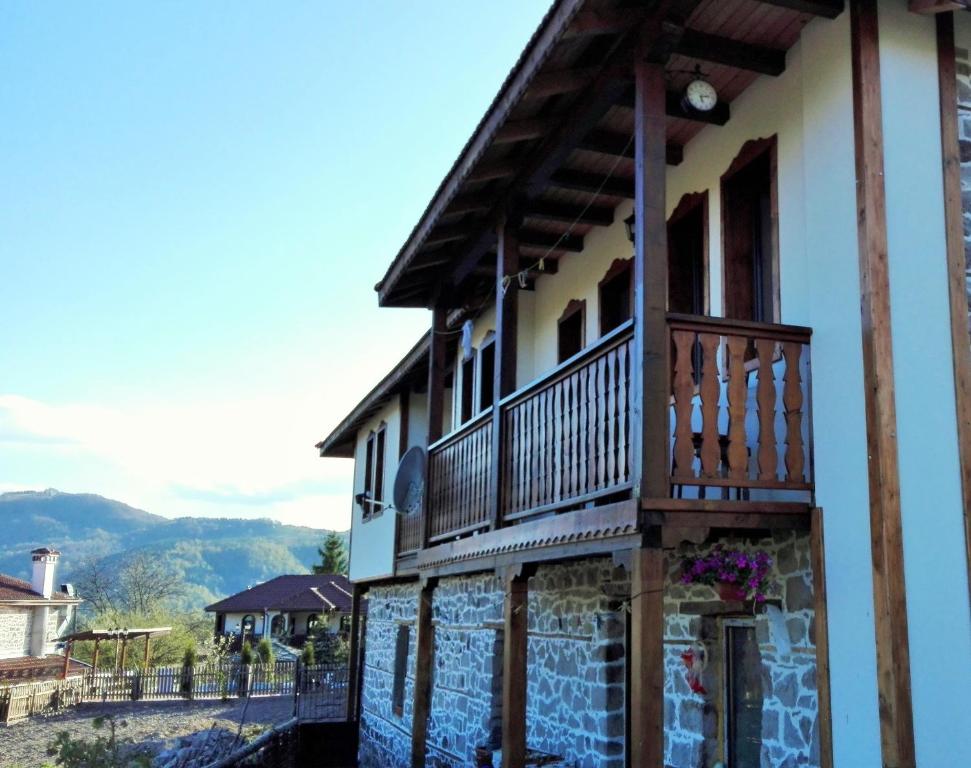 een huis met een balkon aan de zijkant bij Semana Guesthouse in Vrata