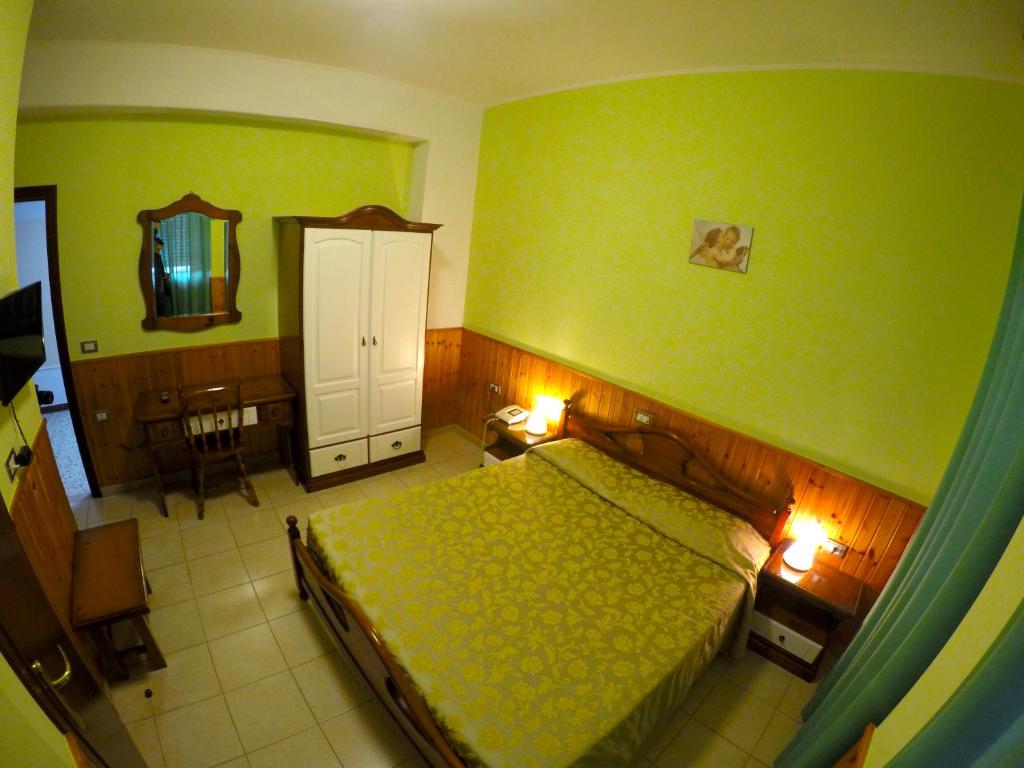 Postel nebo postele na pokoji v ubytování Tourist Hotel