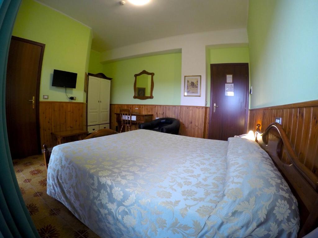 Postel nebo postele na pokoji v ubytování Tourist Hotel