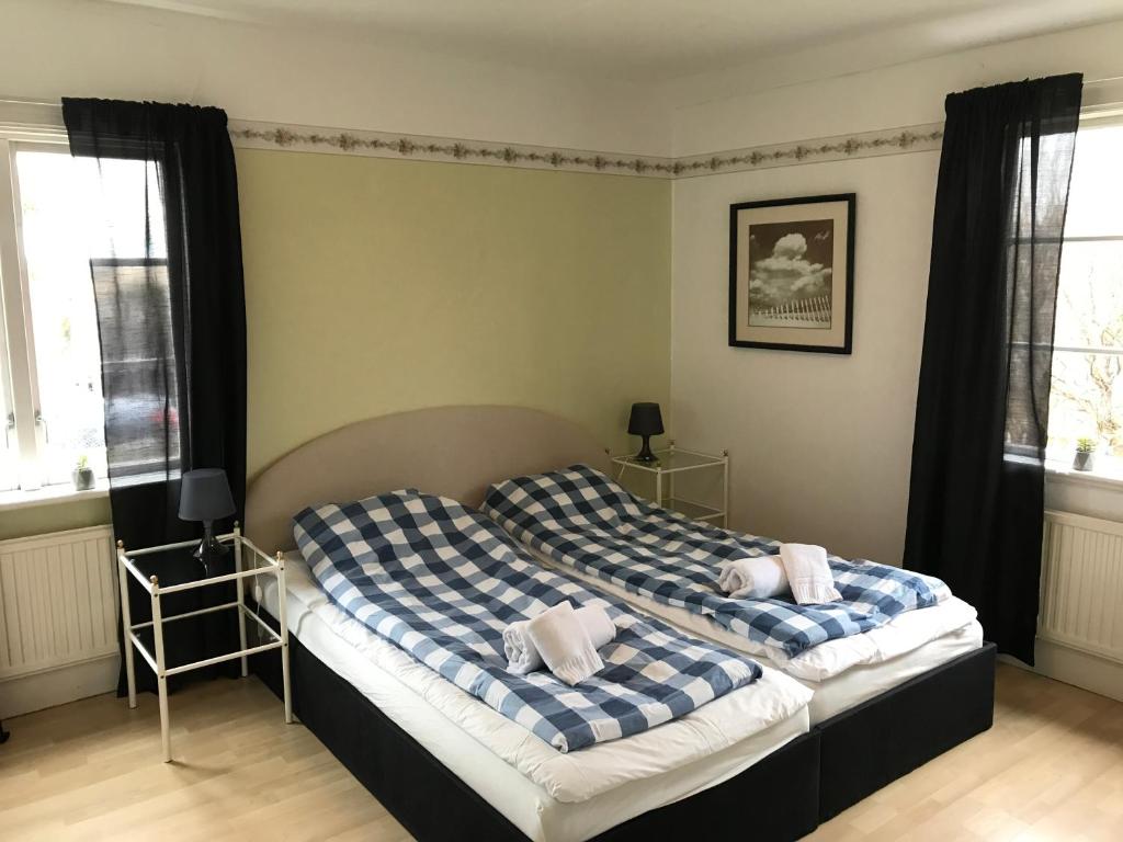 Postel nebo postele na pokoji v ubytování Hallandsgården by Mellbystrands