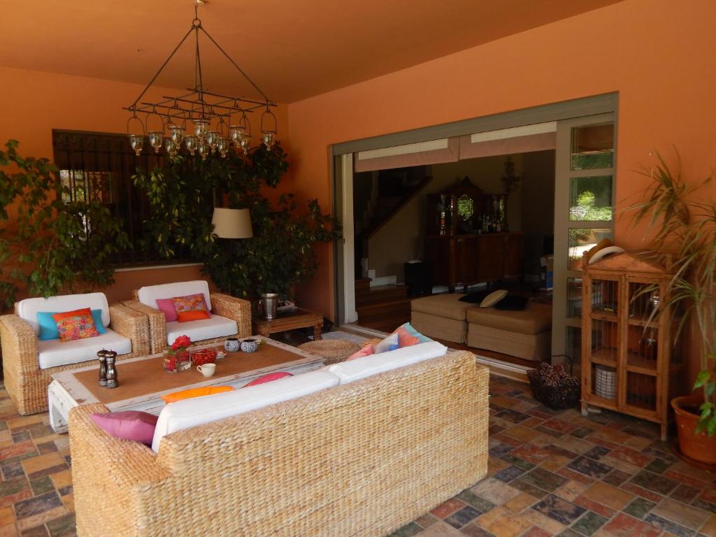 ラフィーナにあるSlow living beautiful villaのリビングルーム(ソファ2台、シャンデリア付)