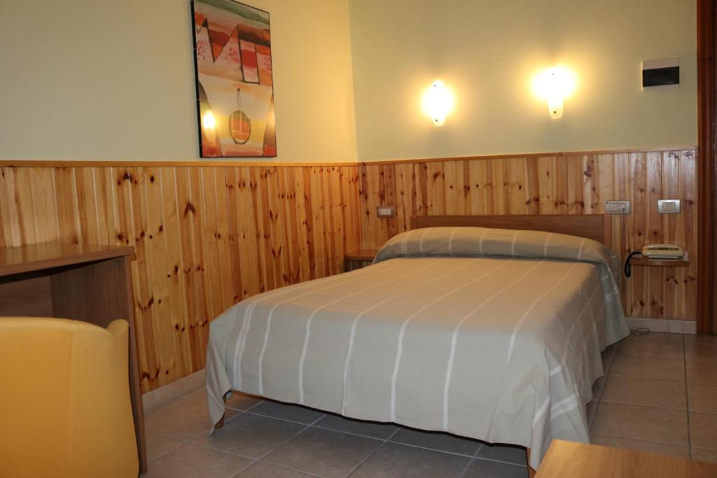 Postel nebo postele na pokoji v ubytování Tourist Hotel